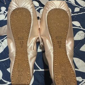 Fuzi Pre-Arch 35B pointe shoes